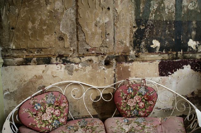 Unique location house with a variety of different backdrops to suit any kind of shoot. NB- props and decor can change in here so check in with us.