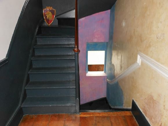 3,500 sq ft of space including a warehouse studio and darkroom behind spread over 4 floors of a townhouse with an eclectic mix of Georgian and Edwardian styles retaining original features.