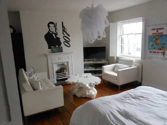 3,500 sq ft of space including a warehouse studio and darkroom behind spread over 4 floors of a townhouse with an eclectic mix of Georgian and Edwardian styles retaining original features.