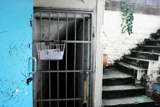 Workshop converted into a flat on one level with 4 bedrooms, concrete floors and exposed brick walls.