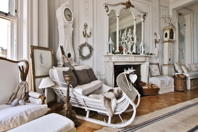 Beautiful apartment with parquet floors, wall and ceiling molds and original fireplaces dating back to 1886. The apartment is filled with antique Swedish Gustavian and handmade bespoke furniture.