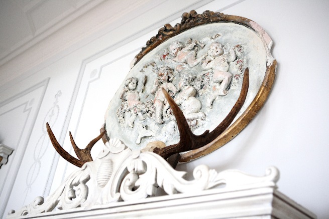Beautiful apartment with parquet floors, wall and ceiling molds and original fireplaces dating back to 1886. The apartment is filled with antique Swedish Gustavian and handmade bespoke furniture.