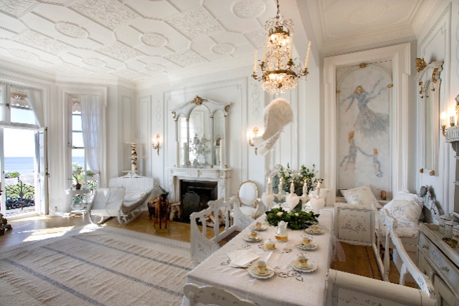 Beautiful apartment with parquet floors, wall and ceiling molds and original fireplaces dating back to 1886. The apartment is filled with antique Swedish Gustavian and handmade bespoke furniture.