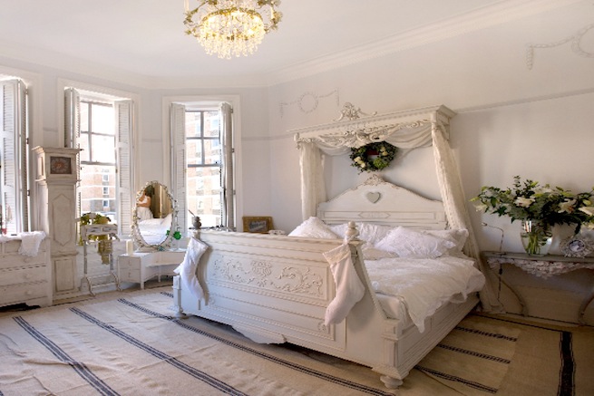 Beautiful apartment with parquet floors, wall and ceiling molds and original fireplaces dating back to 1886. The apartment is filled with antique Swedish Gustavian and handmade bespoke furniture.