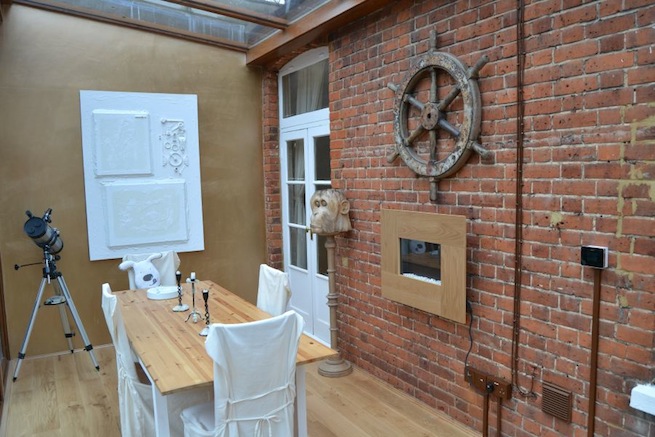 Ground floor flat in a converted Edwardian house. Amazing decorative ornaments and pictures hung throughout.