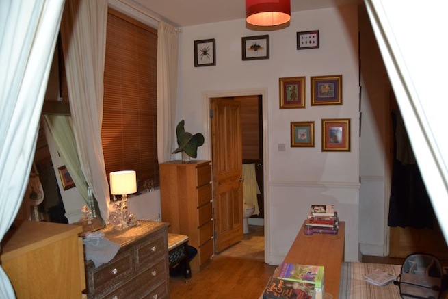 Ground floor flat in a converted Edwardian house. Amazing decorative ornaments and pictures hung throughout.