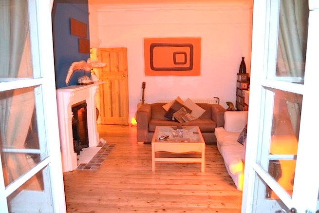 Ground floor flat in a converted Edwardian house. Amazing decorative ornaments and pictures hung throughout.