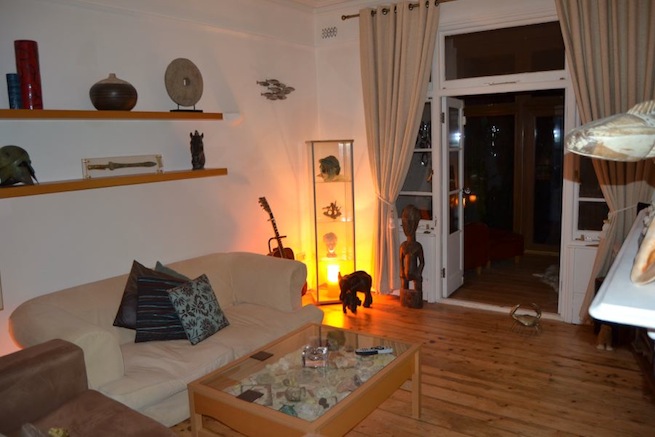 Ground floor flat in a converted Edwardian house. Amazing decorative ornaments and pictures hung throughout.