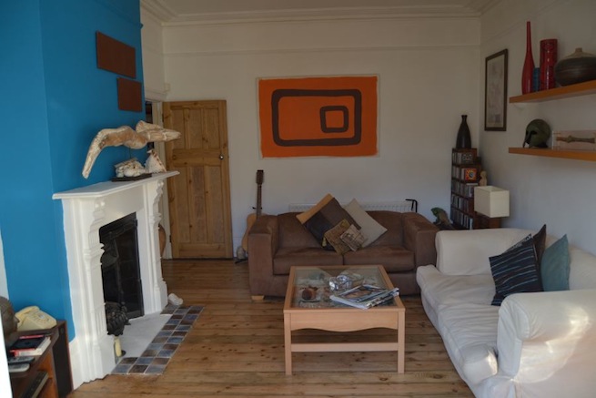 Ground floor flat in a converted Edwardian house. Amazing decorative ornaments and pictures hung throughout.