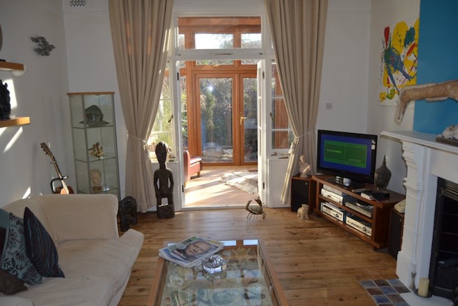 Ground floor flat in a converted Edwardian house. Amazing decorative ornaments and pictures hung throughout.