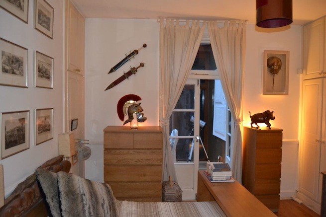 Ground floor flat in a converted Edwardian house. Amazing decorative ornaments and pictures hung throughout.