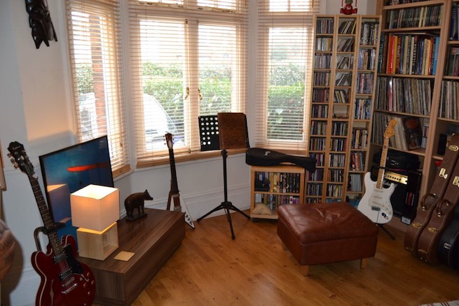 Ground floor flat in a converted Edwardian house. Amazing decorative ornaments and pictures hung throughout.