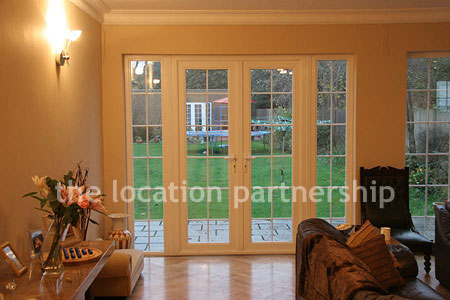 Contemporary feeling sitting room with wooden floor