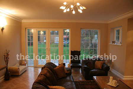 Contemporary feeling sitting room with wooden floor