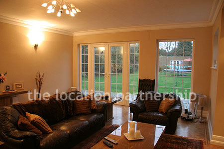 Contemporary feeling sitting room with wooden floor