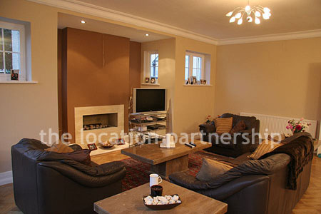 Contemporary feeling sitting room with wooden floor