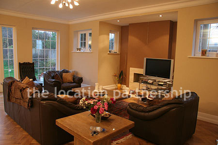 Contemporary feeling sitting room with wooden floor