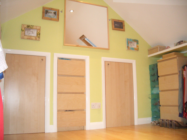 Pre-war bungalow renovated to give a Californian mid century Modern feel. The furnishings, fittings and decor are all authentic 40's. 50's. There is a large front and rear garden and long private driveway.