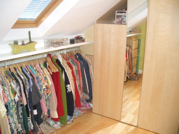 Pre-war bungalow renovated to give a Californian mid century Modern feel. The furnishings, fittings and decor are all authentic 40's. 50's. There is a large front and rear garden and long private driveway.