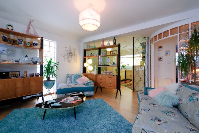 Pre-war bungalow renovated to give a Californian mid century Modern feel. The furnishings, fittings and decor are all authentic 40's. 50's. There is a large front and rear garden and long private driveway.