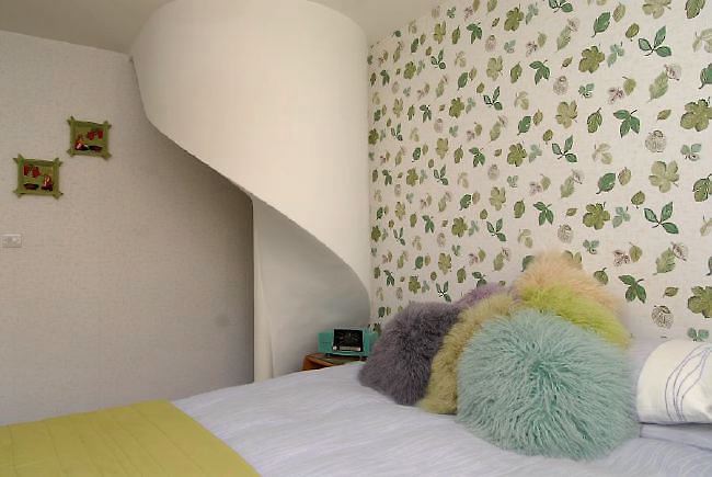 Pre-war bungalow renovated to give a Californian mid century Modern feel. The furnishings, fittings and decor are all authentic 40's. 50's. There is a large front and rear garden and long private driveway.