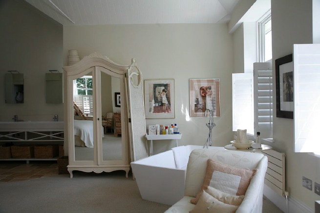 Great contemporary free-standing bath in a huge light bedroom with plantation shutters and a separate en-suite.