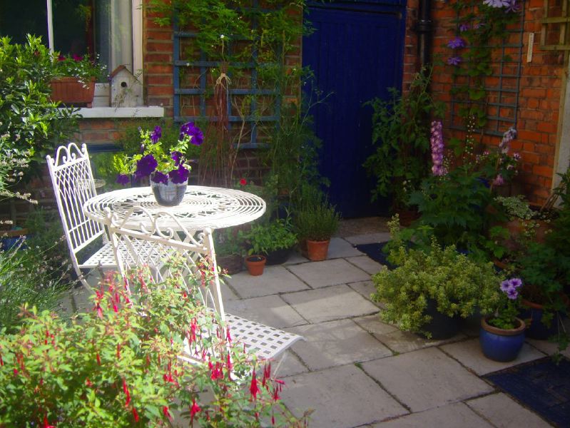 Lovely garden flat in a Victorian red brick house with a conservatory looking into a mature garden