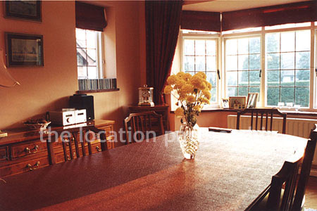 Double length sitting / dining room.