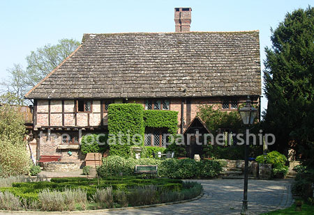 A large country house with 9 acre rural surroundings with private driveway, forecourt and tennis court.