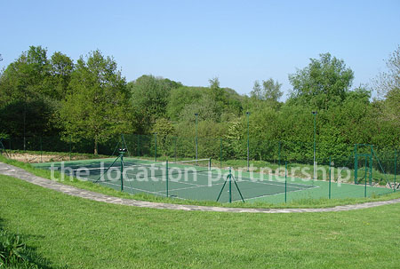 A large country house with 9 acre rural surroundings with private driveway, forecourt and tennis court.