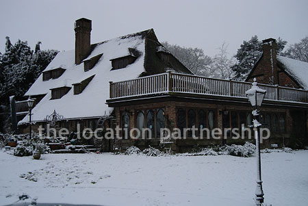 A large country house with 9 acre rural surroundings with private driveway, forecourt and tennis court.
