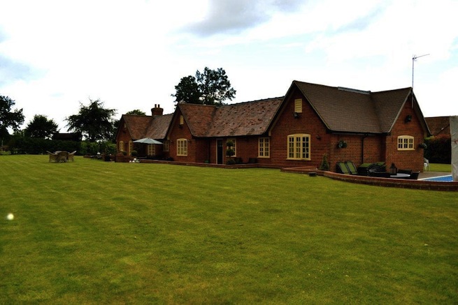 Lovely country garden including outdoor patio and swimming pool (see HC510sp)