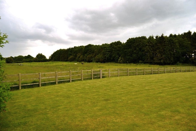 Lovely country garden including outdoor patio and swimming pool (see HC510sp)