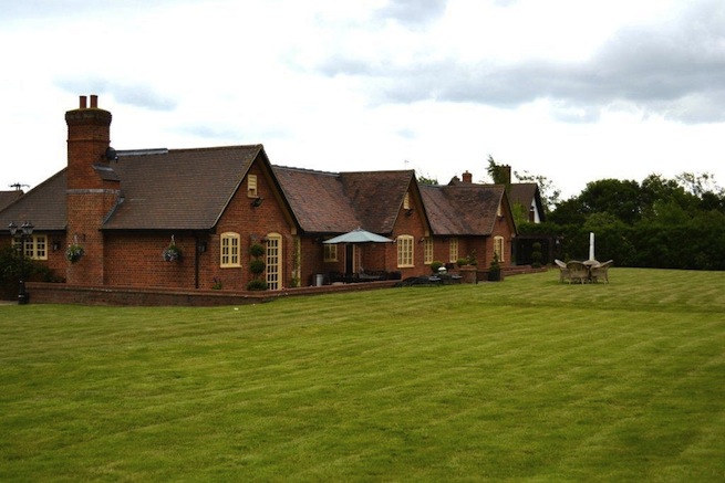 Lovely country garden including outdoor patio and swimming pool (see HC510sp)