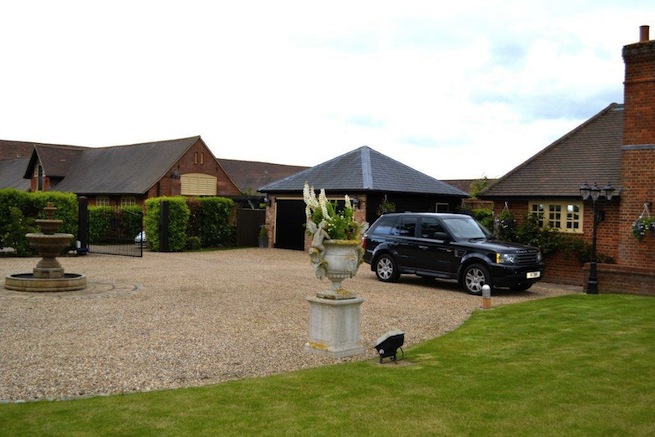 Lovely country garden including outdoor patio and swimming pool (see HC510sp)
