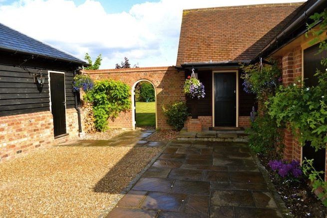 Lovely country garden including outdoor patio and swimming pool (see HC510sp)