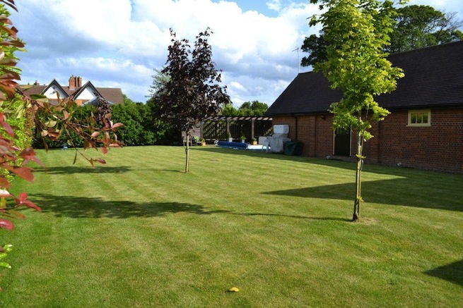 Lovely country garden including outdoor patio and swimming pool (see HC510sp)