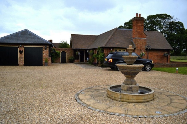 Lovely country garden including outdoor patio and swimming pool (see HC510sp)