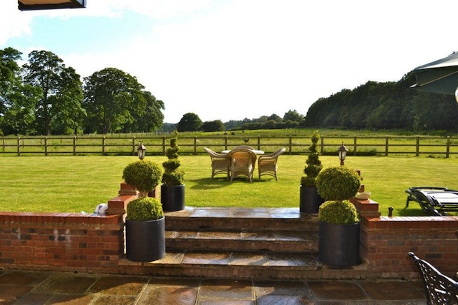 Lovely country garden including outdoor patio and swimming pool (see HC510sp)