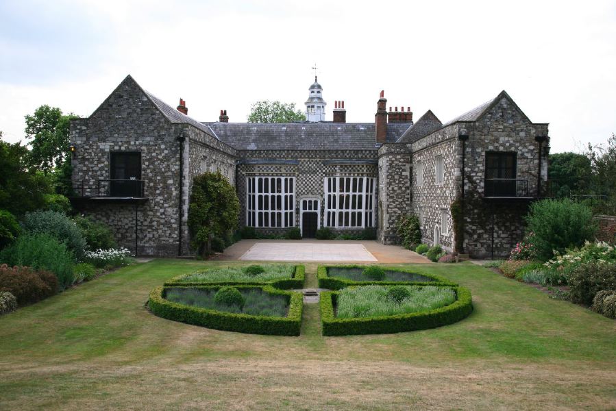 Topiary gardens, rose gardens, formal gardens and parkland around a Medieval Manor House