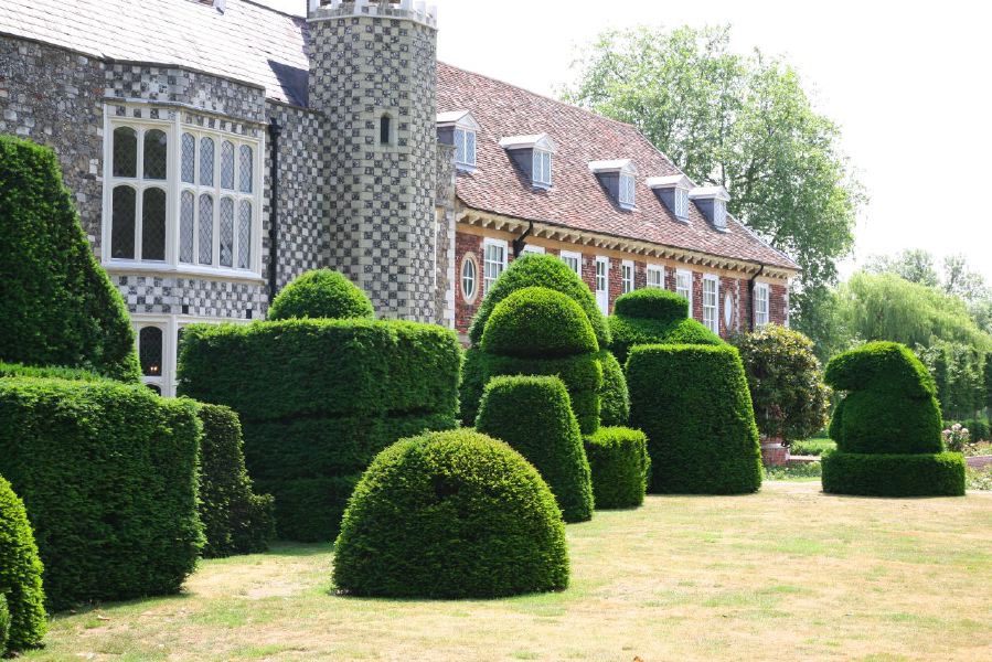 Topiary gardens, rose gardens, formal gardens and parkland around a Medieval Manor House