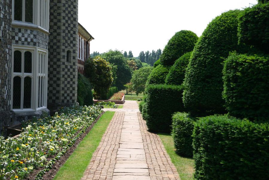 Topiary gardens, rose gardens, formal gardens and parkland around a Medieval Manor House