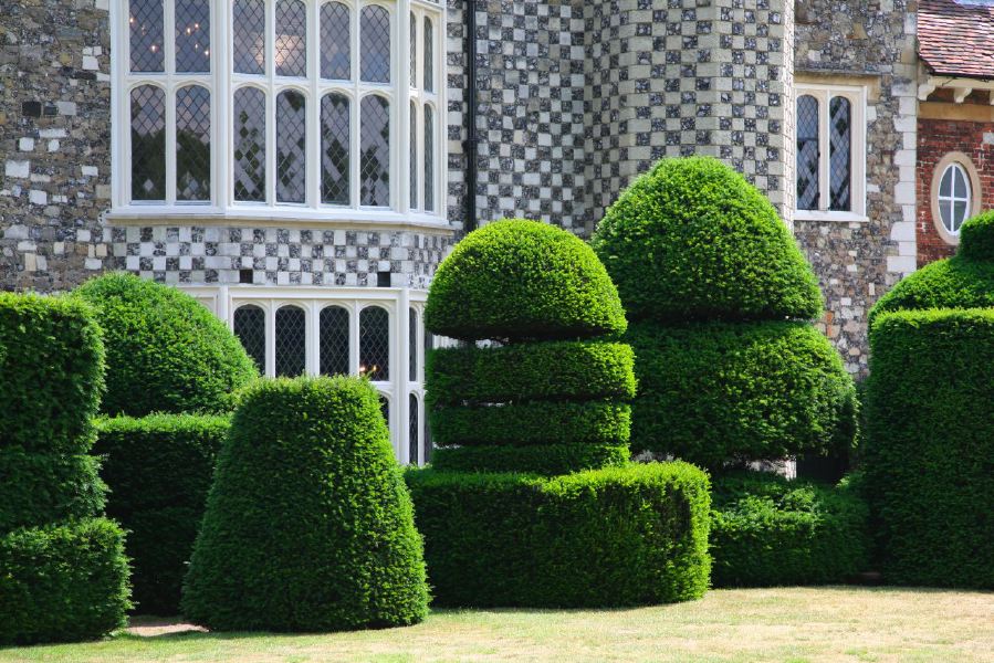 Topiary gardens, rose gardens, formal gardens and parkland around a Medieval Manor House