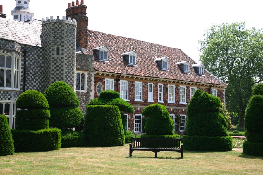 Topiary gardens, rose gardens, formal gardens and parkland around a Medieval Manor House