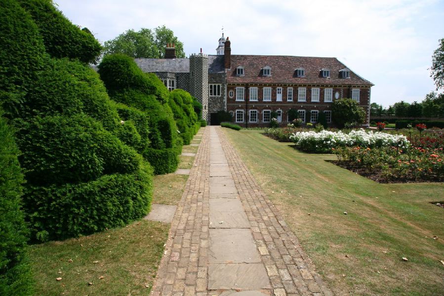 Topiary gardens, rose gardens, formal gardens and parkland around a Medieval Manor House