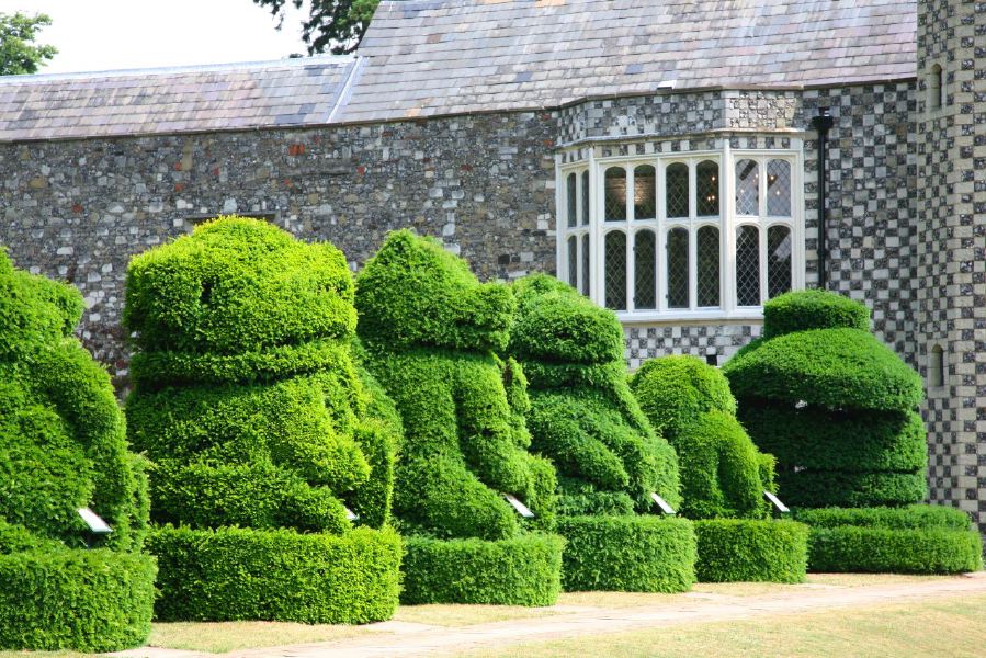 Topiary gardens, rose gardens, formal gardens and parkland around a Medieval Manor House