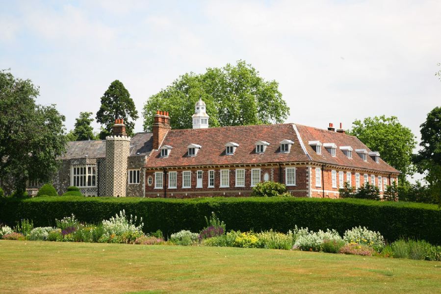 Topiary gardens, rose gardens, formal gardens and parkland around a Medieval Manor House