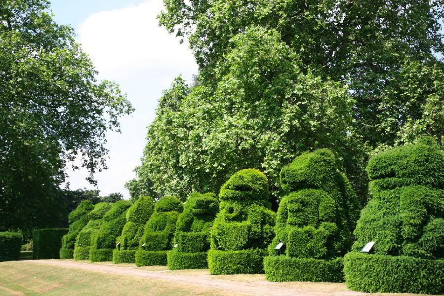 Topiary gardens, rose gardens, formal gardens and parkland around a Medieval Manor House