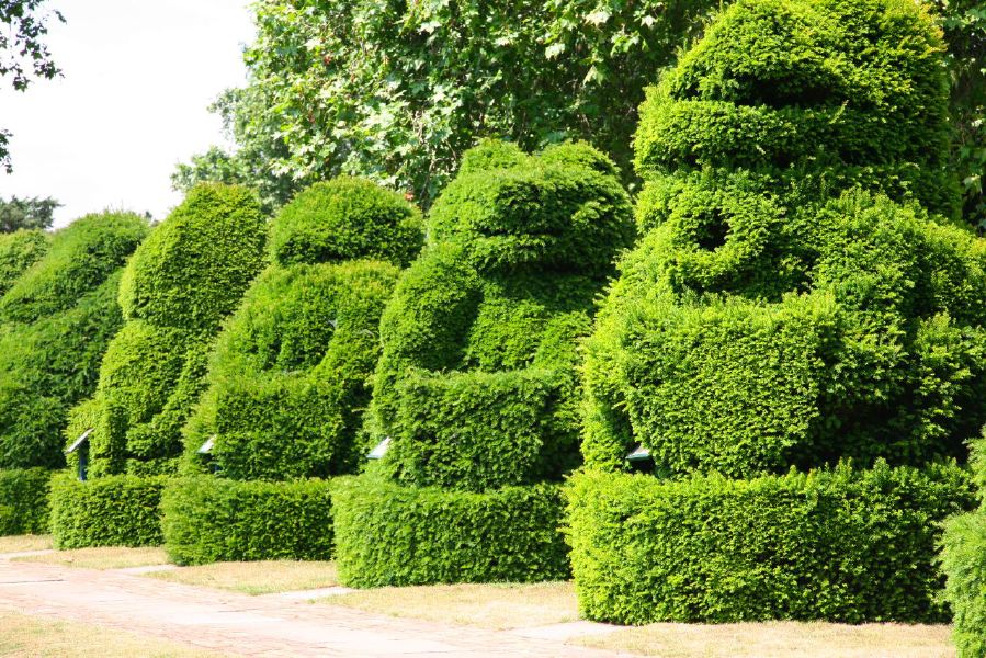 Topiary gardens, rose gardens, formal gardens and parkland around a Medieval Manor House