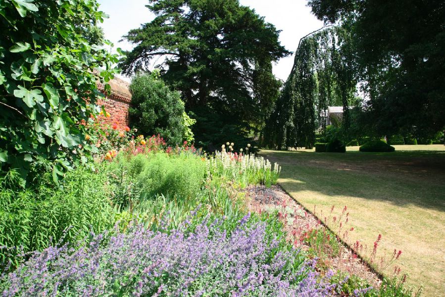 Topiary gardens, rose gardens, formal gardens and parkland around a Medieval Manor House